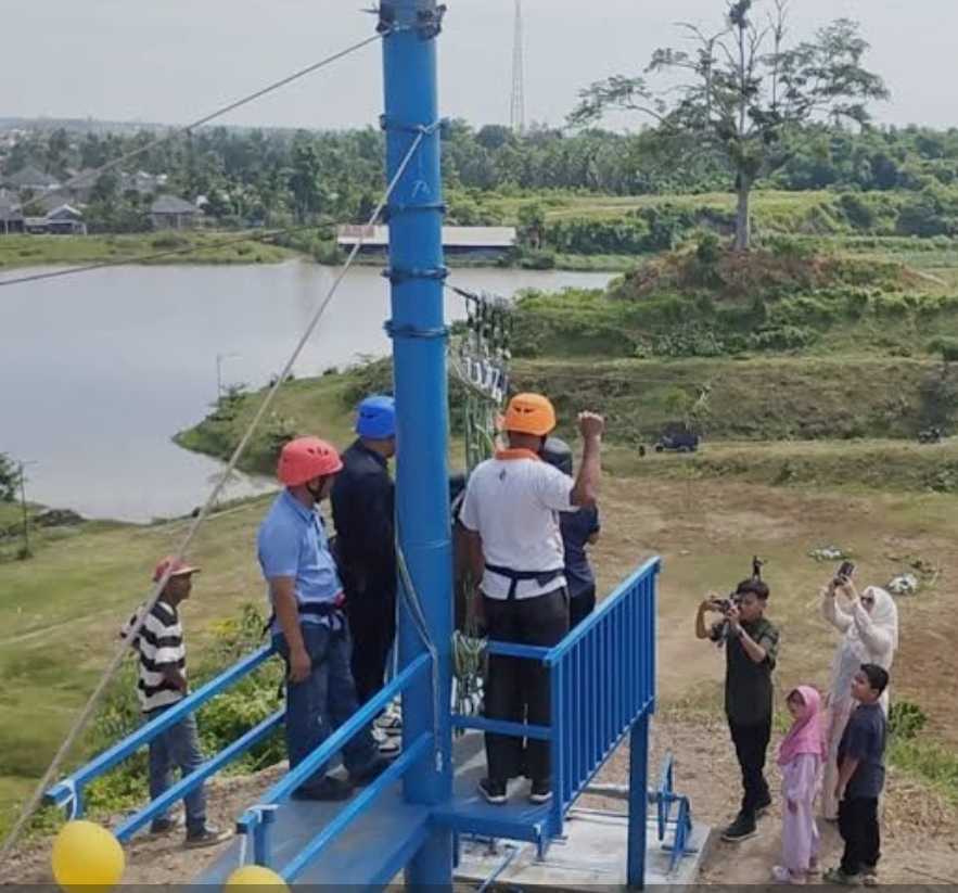 Wahana Flying Fox di objek Wisata Paya santewan